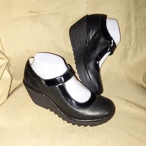 39 (Run Small--fit like 7} Fly London Chuncky Platform Mary Jane Yeta NEW
